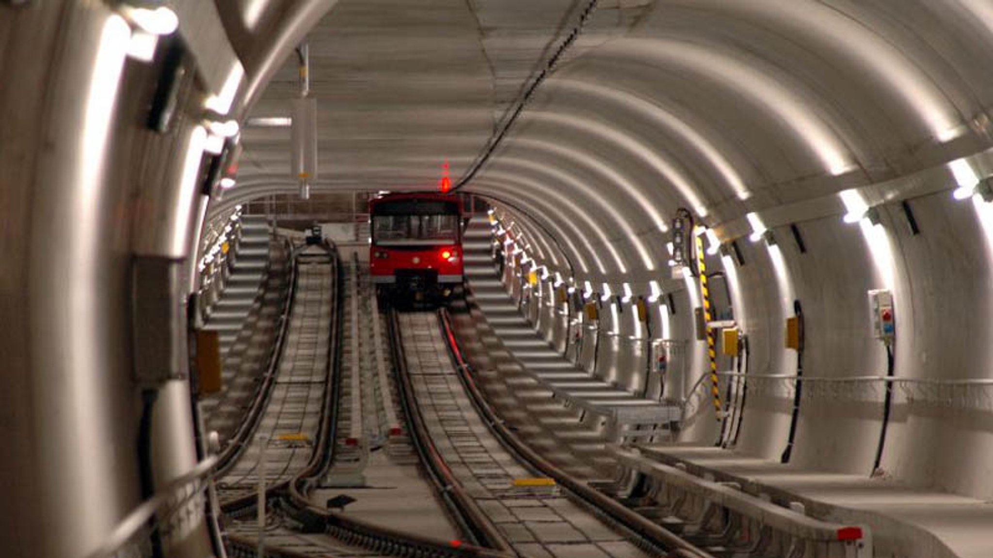 Eine U-Bahn fährt durch einen Tunnel. 