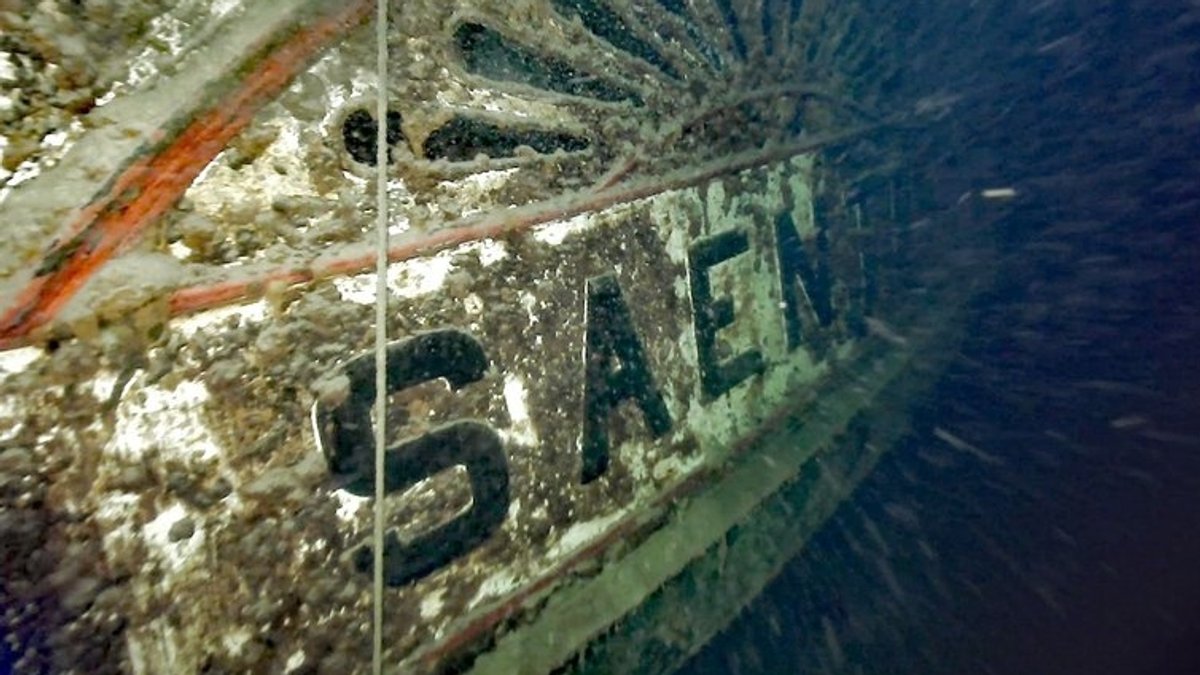 Der Schriftzug "Saentis" auf dem Wrack des Schiffes