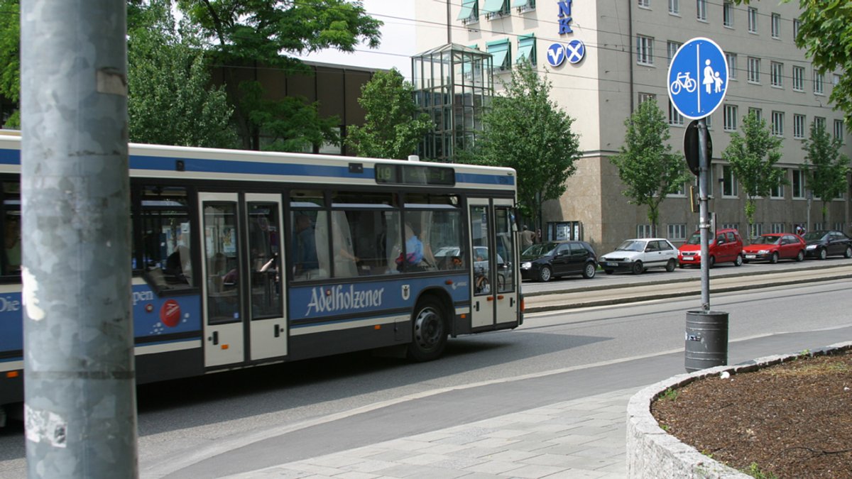 Frau schubst in München Mutter mit Kleinkind vor Bus