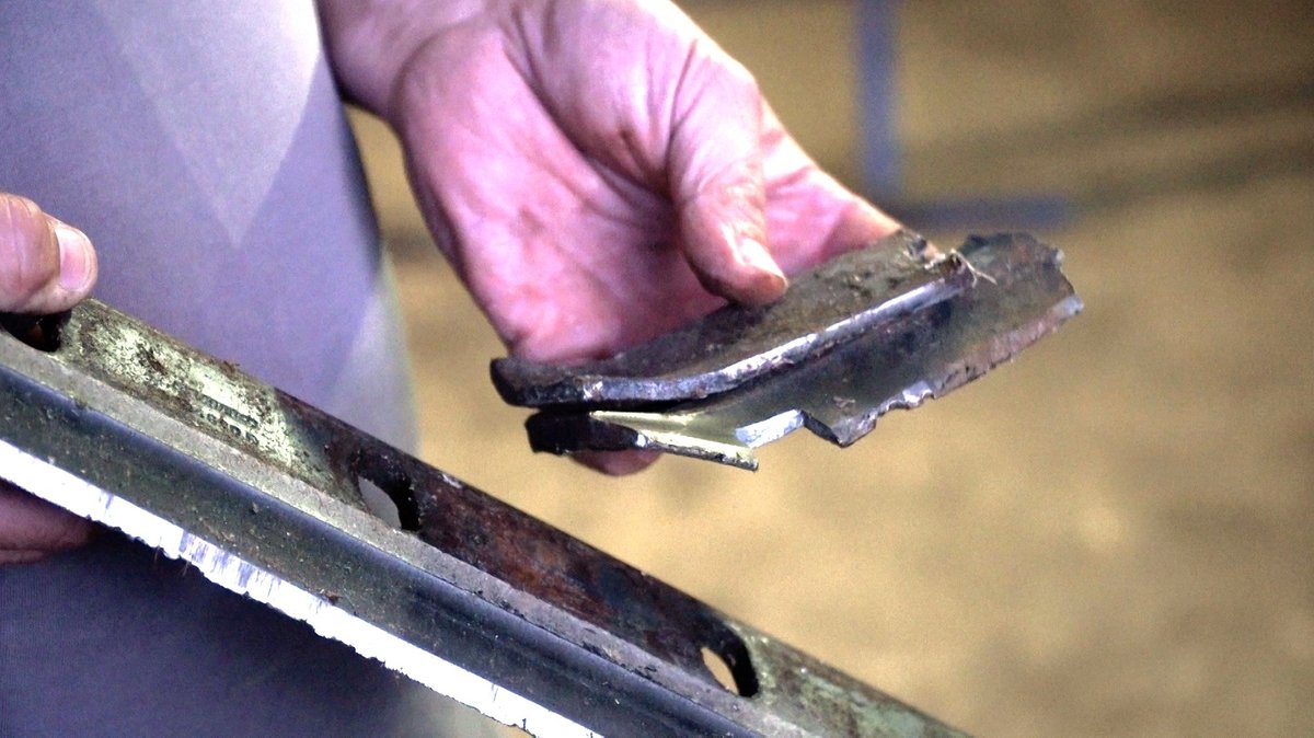 Metallteile, die durch einen Sabotageakt verbogen wurden.