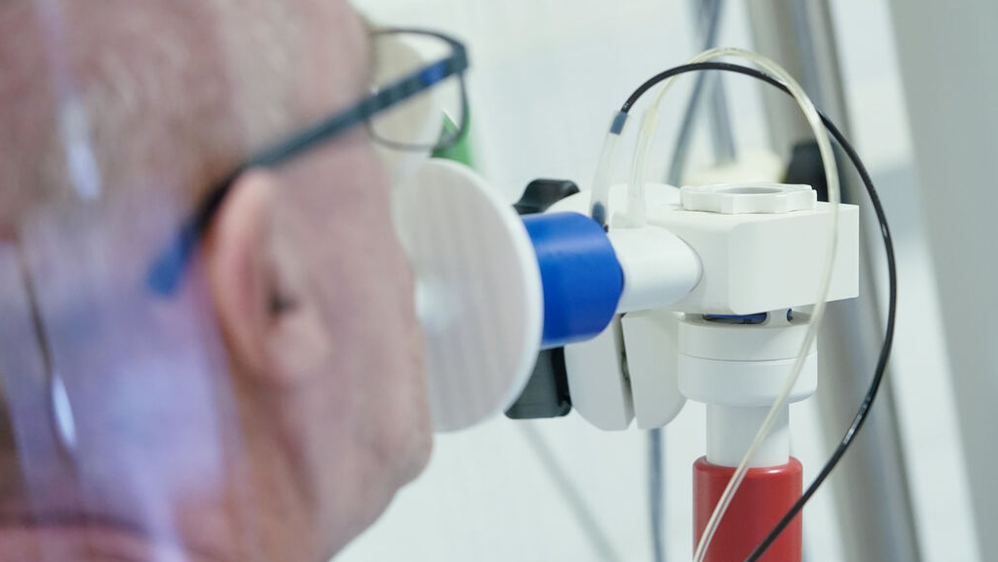 Ein von einer Corona-Erkrankung genesener Patient bekommt in einer Lungentest-Kabine in einer Rehaklinik die Lungenfunktion gemessen. (zu dpa: «Forscher: Frauen zwischen 18 und 45 leiden besonders oft an Post-Covid») Foto: Uwe Anspach/dpa +++ dpa-Bildfunk +++