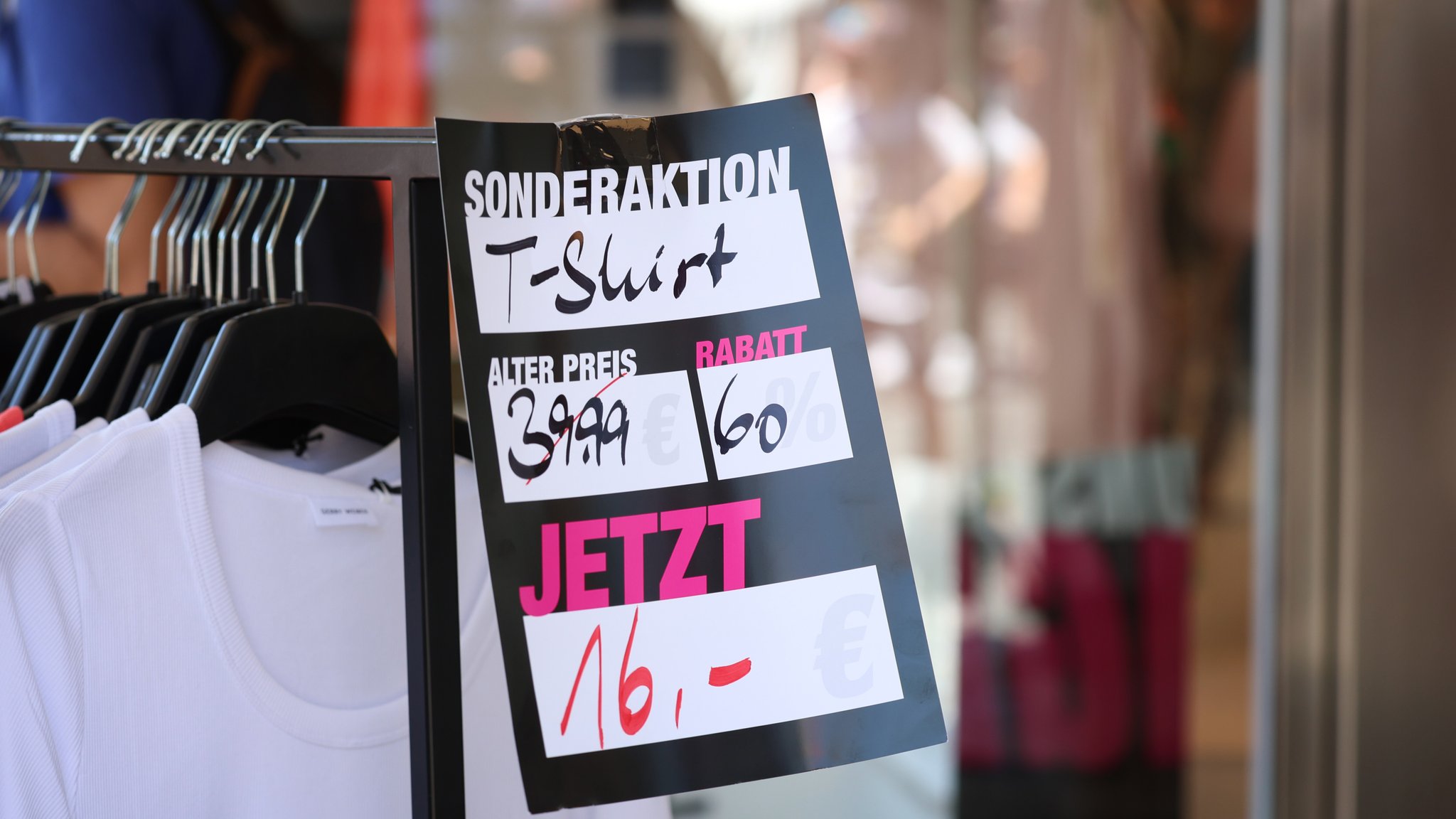 Einst 40 Euro, jetzt 16. Aber stimmt das auch so? Reduzierte Waren vor einer Filiale in München.