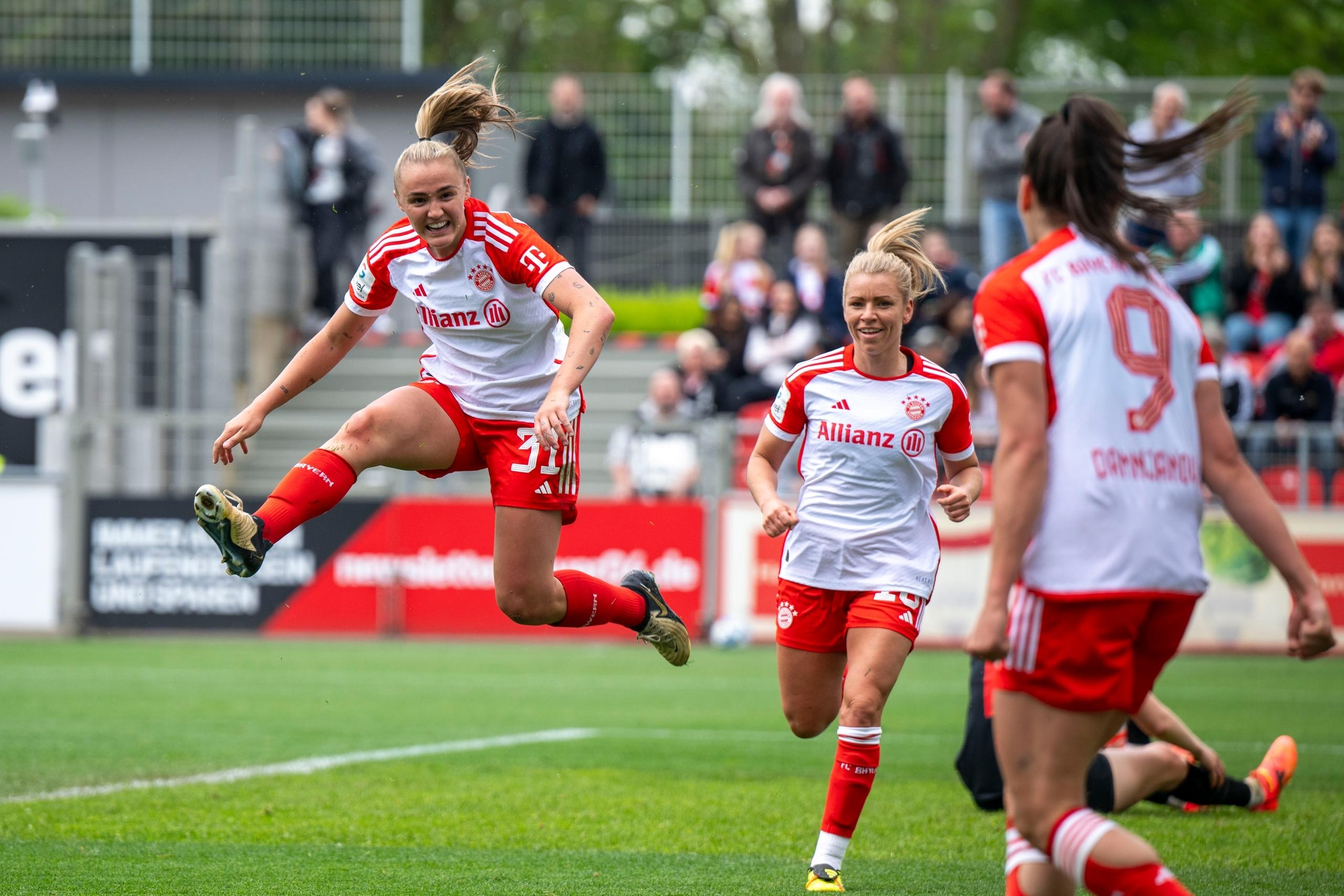 Spielszene Bayer Leverkusen - FC Bayern München 