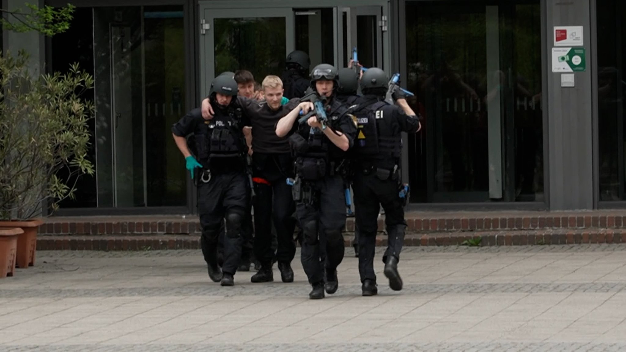 Polizeiübung am Willi-Graf-Gymnasium in München | Bild: Bayerischer Rundfunk 2025 Polizeiübung am Willi-Graf-Gymnasium in München