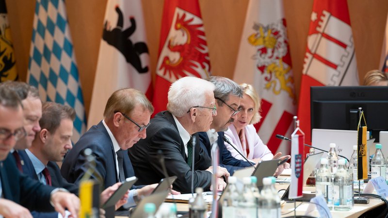 Bayerns Ministerpräsident Markus Söder bei einer Ministerpräsidentenkonferenz. | Bild: picture alliance / SZ Photo | Mike Schmidt Bayerns Ministerpräsident Markus Söder bei einer Ministerpräsidentenkonferenz.