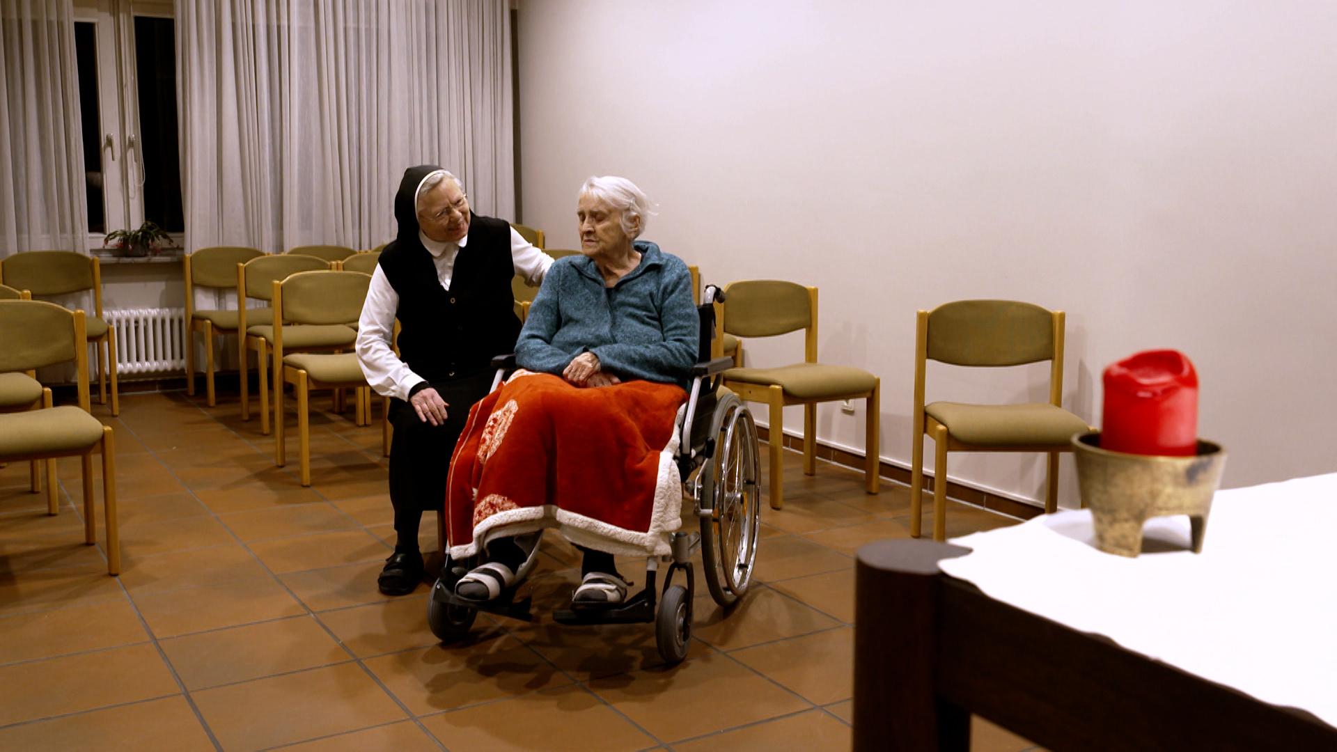 Es ist verrückt und zum Haare raufen: Überall werden dringend Heimplätze gesucht - und immer mehr Pflegeheime müssen aufgeben. 