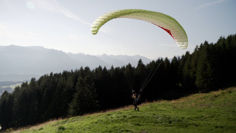 Die Flugschülerin Franka Adelgoß startet mit ihrem Gleitschirm Richtung Bolsterlang. | Bild: BR/ Hofmann Die Flugschülerin Franka Adelgoß startet mit ihrem Gleitschirm Richtung Bolsterlang.