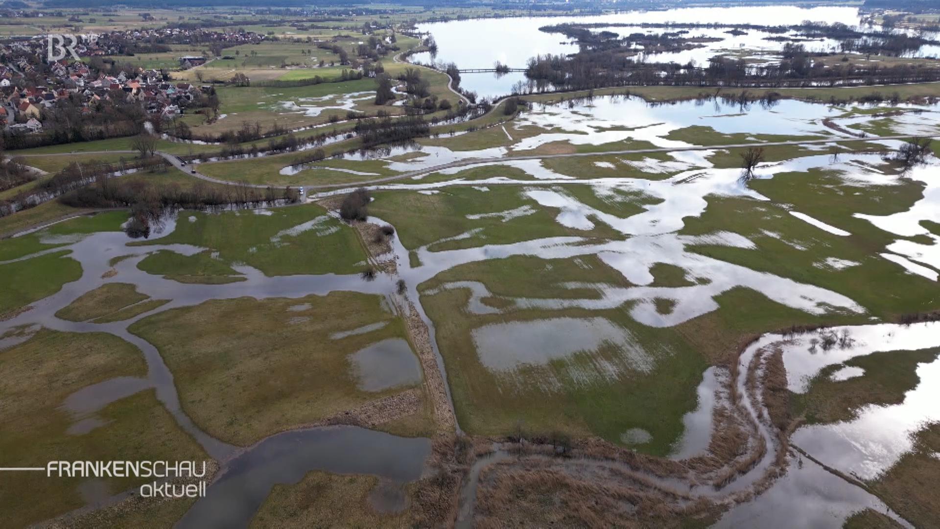 Teilnehmer an einer Sitzung, die sich zum Projekt "Lebensraum Altmühltal" beraten.