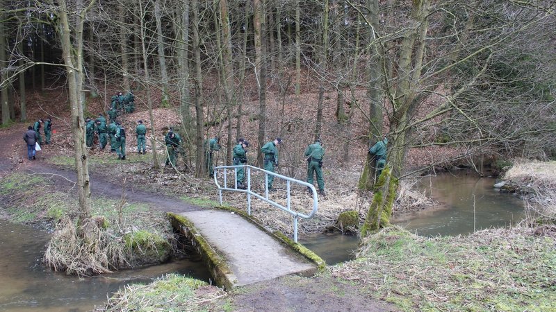 Die Polizei suchte damals auch in Wäldern im Landkreis Schwandorf. | Bild: Polizeipräsidium Oberpfalz Die Polizei suchte damals auch in Wäldern im Landkreis Schwandorf.