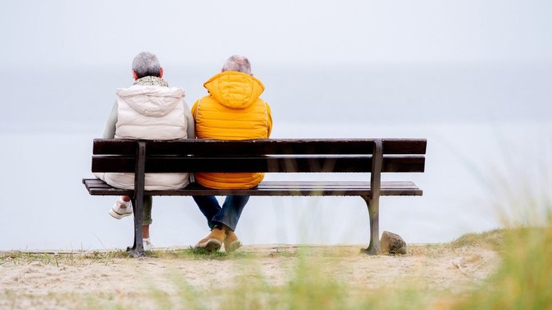 Ein älteres Paar sitzt auf einer Bank (Symbolbild)