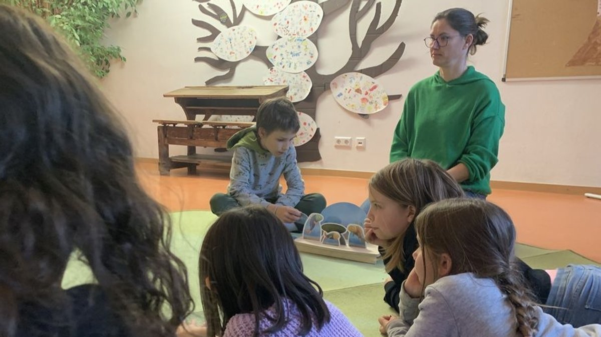 Ehrenamtliche helfen, Kindern ihre Lesefähigkeiten zu verbessern. Bayernweit sind 4,7 Millionen Menschen ehrenamtlich tätig. | Bild: BR/Steffen Armbruster Ehrenamtliche helfen, Kindern ihre Lesefähigkeiten zu verbessern. Bayernweit sind 4,7 Millionen Menschen ehrenamtlich tätig.