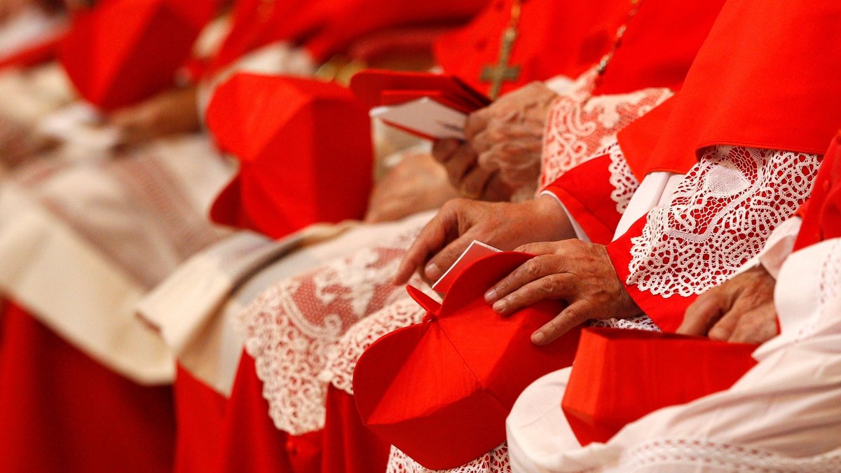 Kardinäle in ihren roten Roben. 