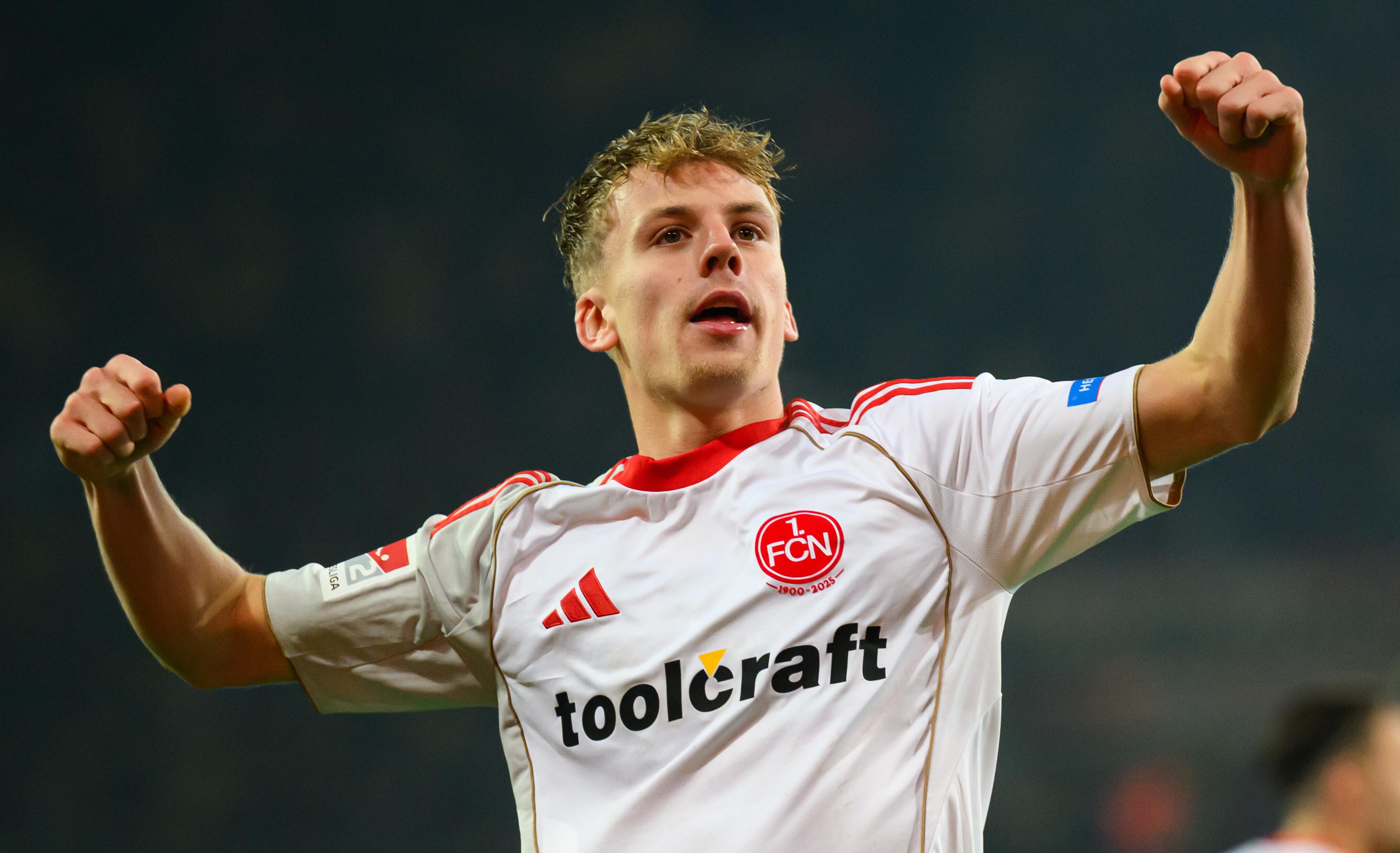 Tim Janisch (1.FC Nürnberg) jubelt nach seinem Tor zum 1:2.