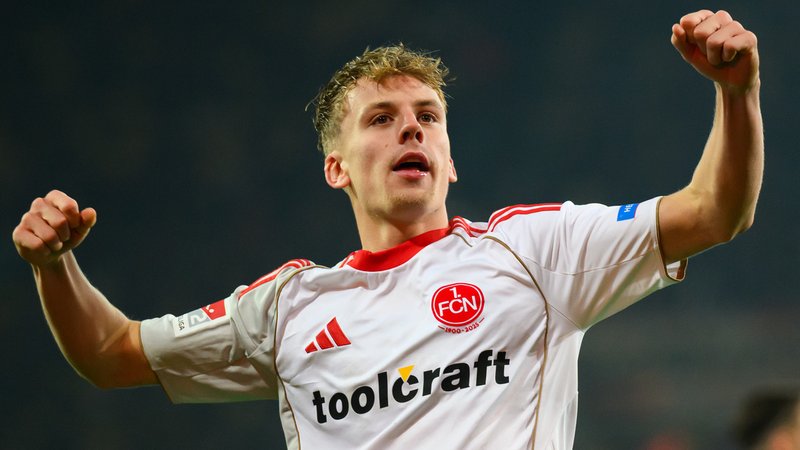 Tim Janisch (1.FC Nürnberg) jubelt nach seinem Tor zum 1:2. | Bild: picture alliance/dpa | Robert Michael Tim Janisch (1.FC Nürnberg) jubelt nach seinem Tor zum 1:2.