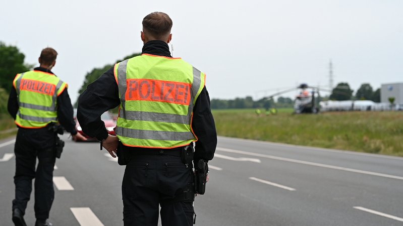 Zwei Bundespolizisten an einer temporären Kontrollstelle (Symbolbild) | Bild: pa/dpa/Lars Penning Zwei Bundespolizisten an einer temporären Kontrollstelle (Symbolbild)