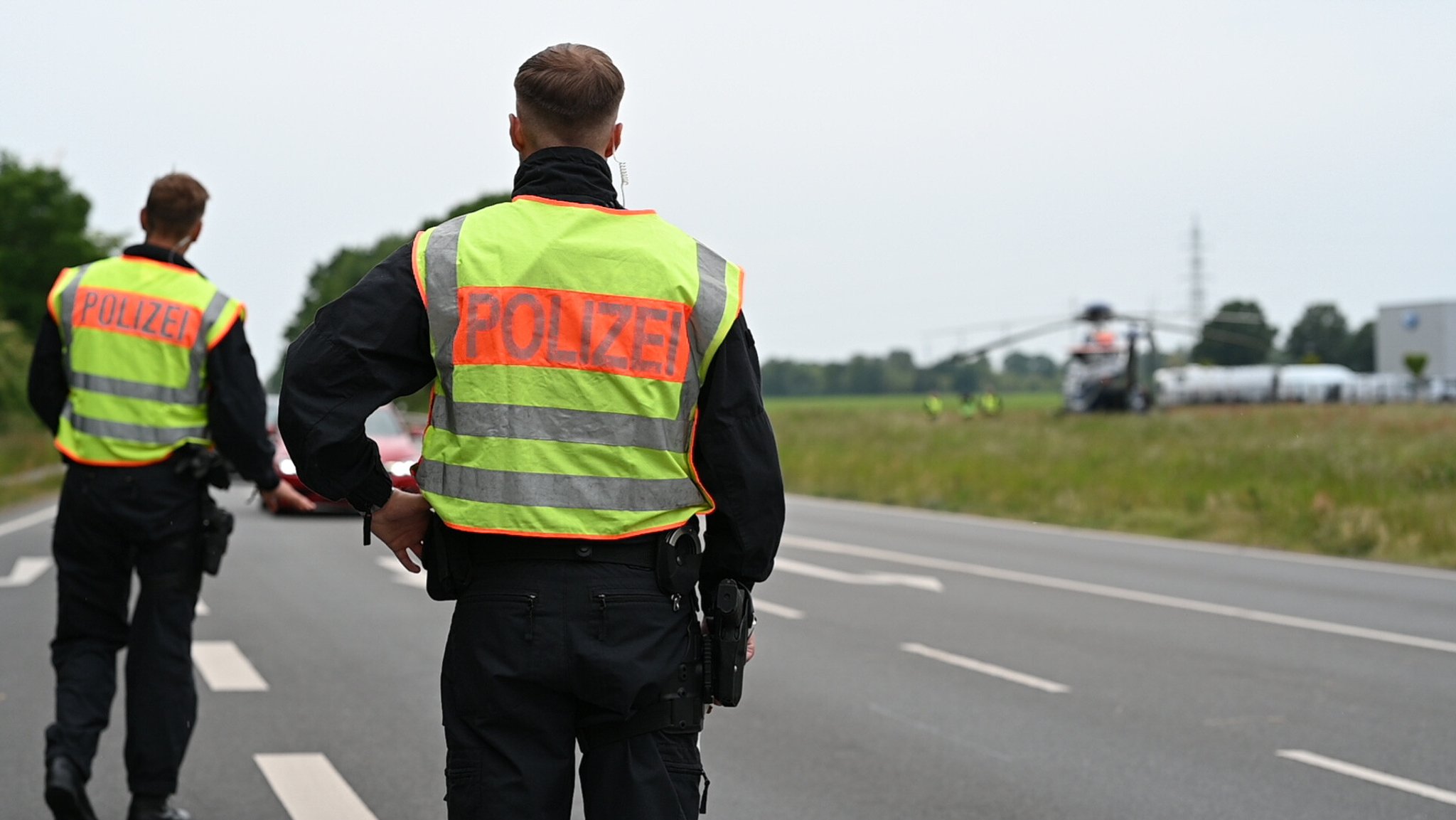Zwei Bundespolizisten an einer temporären Kontrollstelle (Symbolbild) | Bild: pa/dpa/Lars Penning Zwei Bundespolizisten an einer temporären Kontrollstelle (Symbolbild)