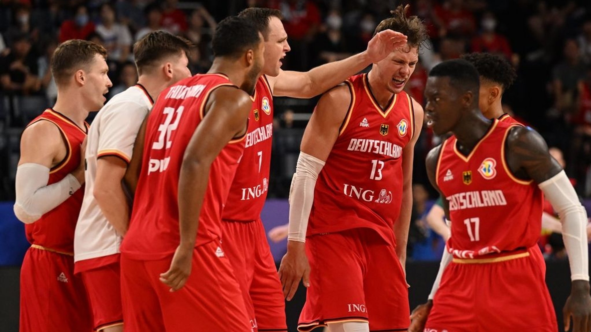 27.08.2023, Japan, Okinawa: Basketball: WM, Australien - Deutschland, Vorrunde, Gruppe E, 2. Spieltag: Team Deutschland feiert nach dem Sieg. Foto: Vesa Moilanen/Lehtikuva/dpa +++ dpa-Bildfunk +++