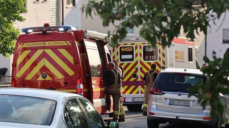 Einsatzkräfte stehen vor einem Haus im Landkreis Aschaffenburg. Bei einer Gewalttat im unterfränkischen Alzenau (Landkreis Aschaffenburg) sind zwei Menschen ums Leben gekommen. Ein Tatverdächtiger ist laut Polizei in Gewahrsam. | Bild: picture alliance/dpa/TNN | Ralf Hettler Einsatzkräfte stehen vor einem Haus im Landkreis Aschaffenburg. Bei einer Gewalttat im unterfränkischen Alzenau (Landkreis Aschaffenburg) sind zwei Menschen ums Leben gekommen. Ein Tatverdächtiger ist laut Polizei in Gewahrsam.