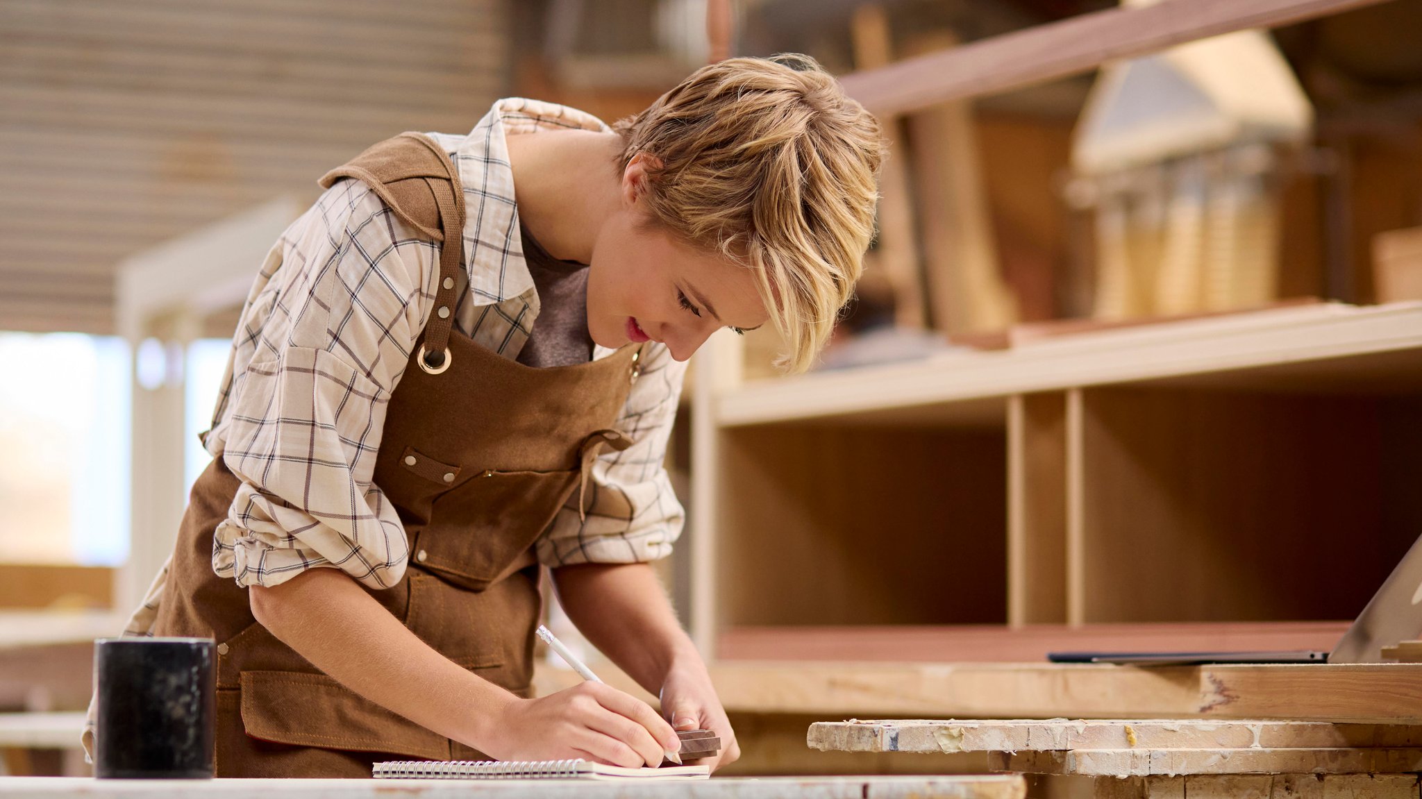 Auszubildende im Tischlerhandwerk