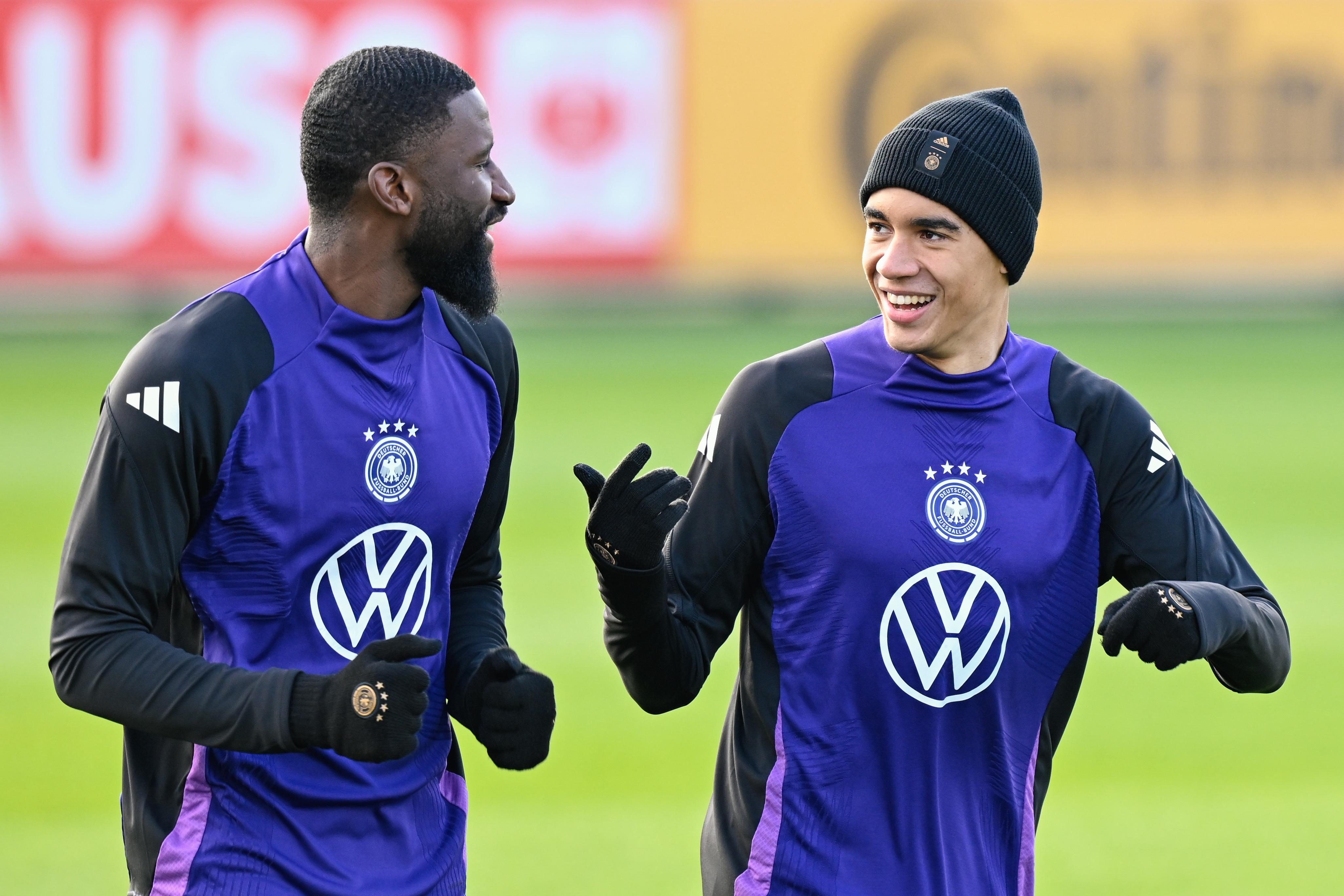Jamal Musiala (rechts) mit Antonio Rüdiger im Training