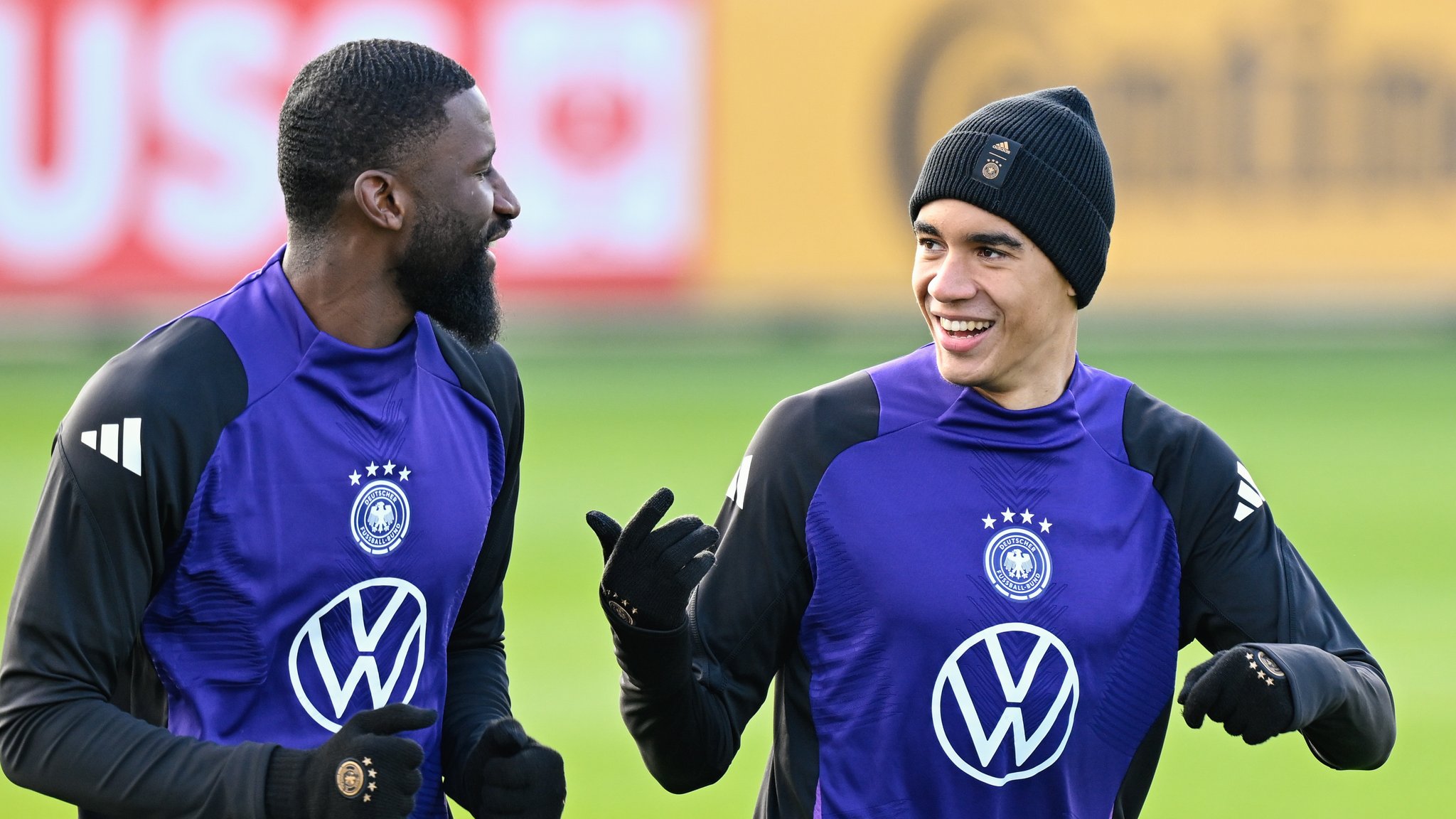 Jamal Musiala (rechts) mit Antonio Rüdiger im Training