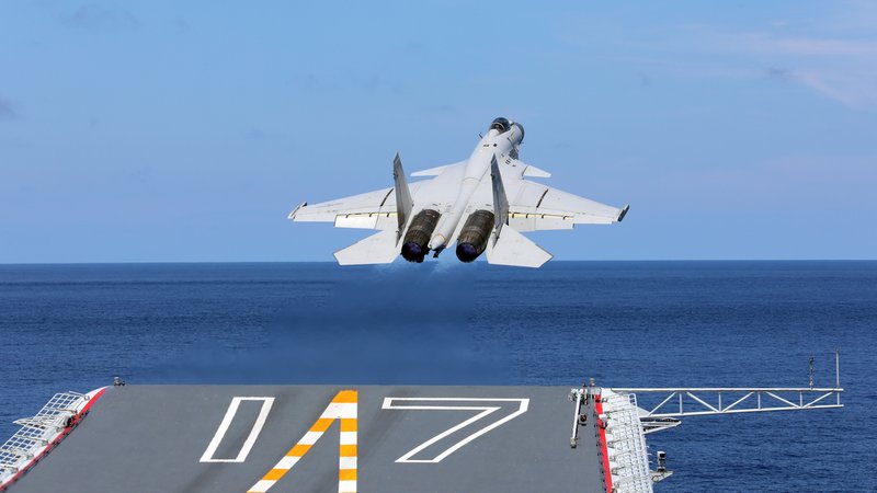 Symbolbild chinesisches Kampfflugzeug . ARCHIV (05.06.2025): Chinesisches Kampfflugzeug startet von einem Flugzeugträger im Meer. | Bild: picture alliance / Xinhua News Agency | Wang Jian Symbolbild chinesisches Kampfflugzeug . ARCHIV (05.06.2025): Chinesisches Kampfflugzeug startet von einem Flugzeugträger im Meer.