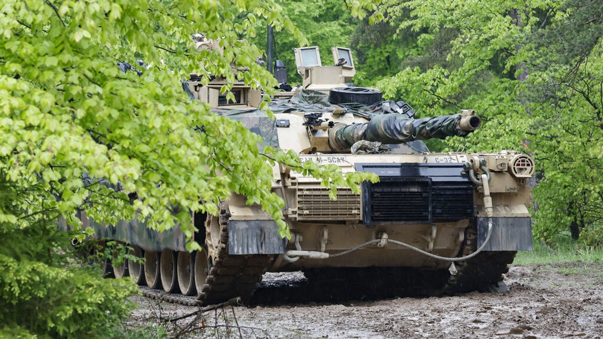 Symbolbild: 11.05.2023, Bayern, Hohenfels: Ein amerikanischer Kampfpanzer Typs Abrams M1A2 steht im Wald während des Medientags der US-Armee. Foto: Daniel Löb/dpa +++ dpa-Bildfunk +++