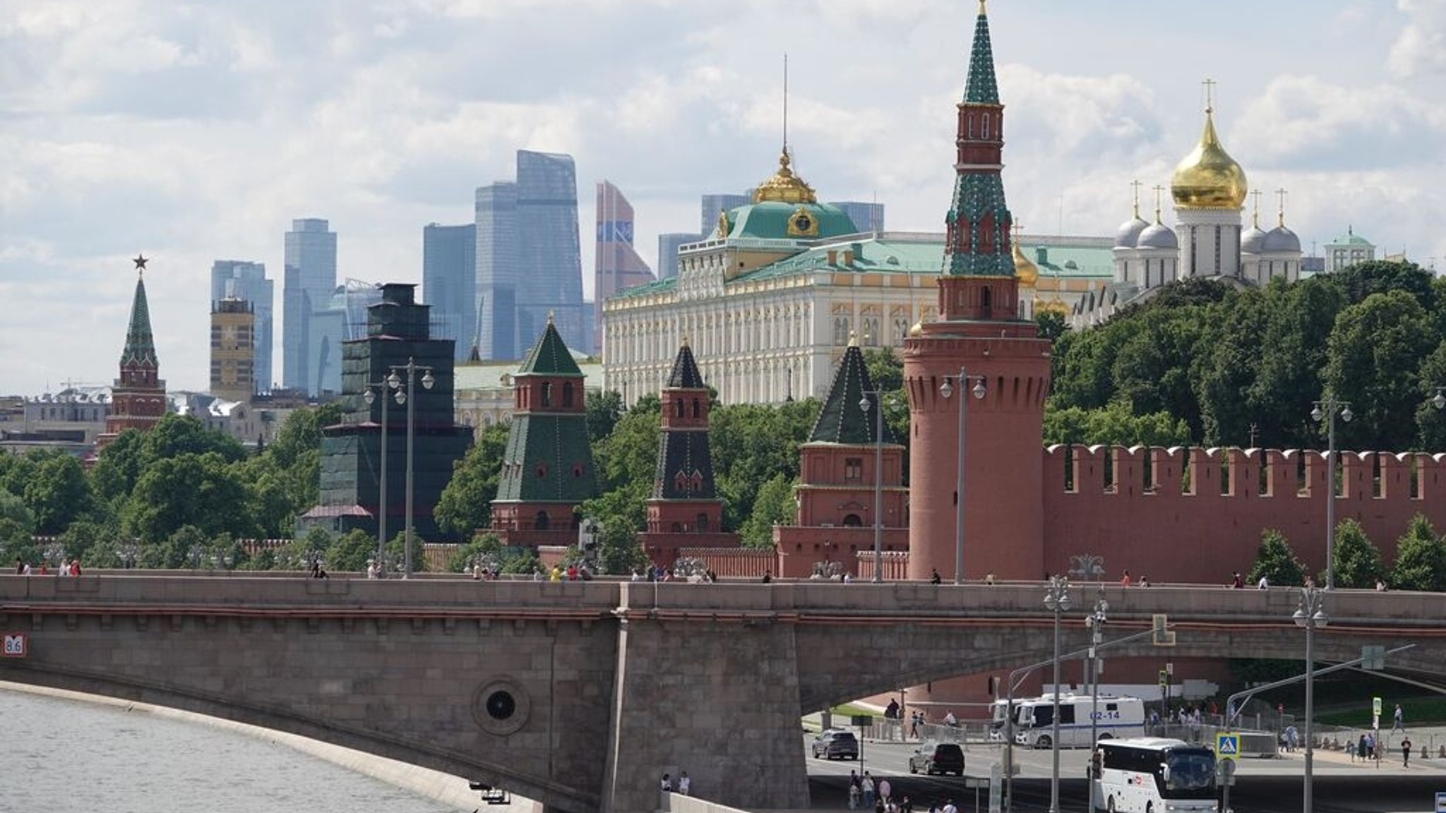 ARCHIV - 09.06.2024, Russland, Moskau: Von der Moskwa aus sind hinter der Brücke der Kreml und das Hochhaus- und Geschäftsviertel Moskwa City (Hintergrund) zu sehen. Die US-Regierung beschuldigt Russland der Einmischung in den aktuellen Präsidentschaftswahlkampf und geht mit einem Paket an Sanktionen dagegen vor. (zu dpa: «Moskau warnt vor Eskalation nach Freigabe von US-Raketen») Foto: Ulf Mauder/dpa +++ dpa-Bildfunk +++