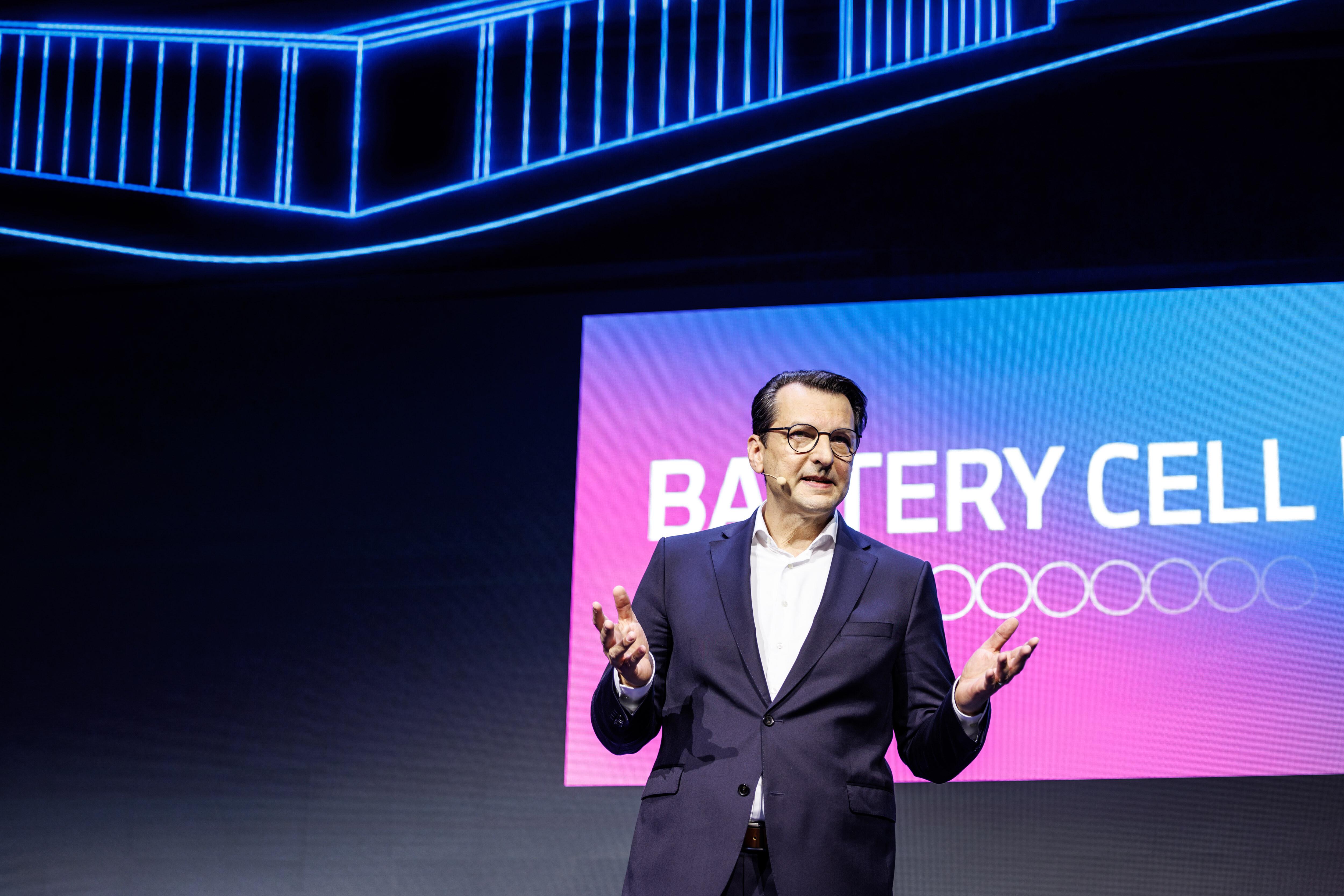 Milan Nedeljković, damals noch Produktionsvorstand von BMW, bei einem Pressetermin im BMW Kompetenzzentrum für Batteriezellfertigung Parsdorf.