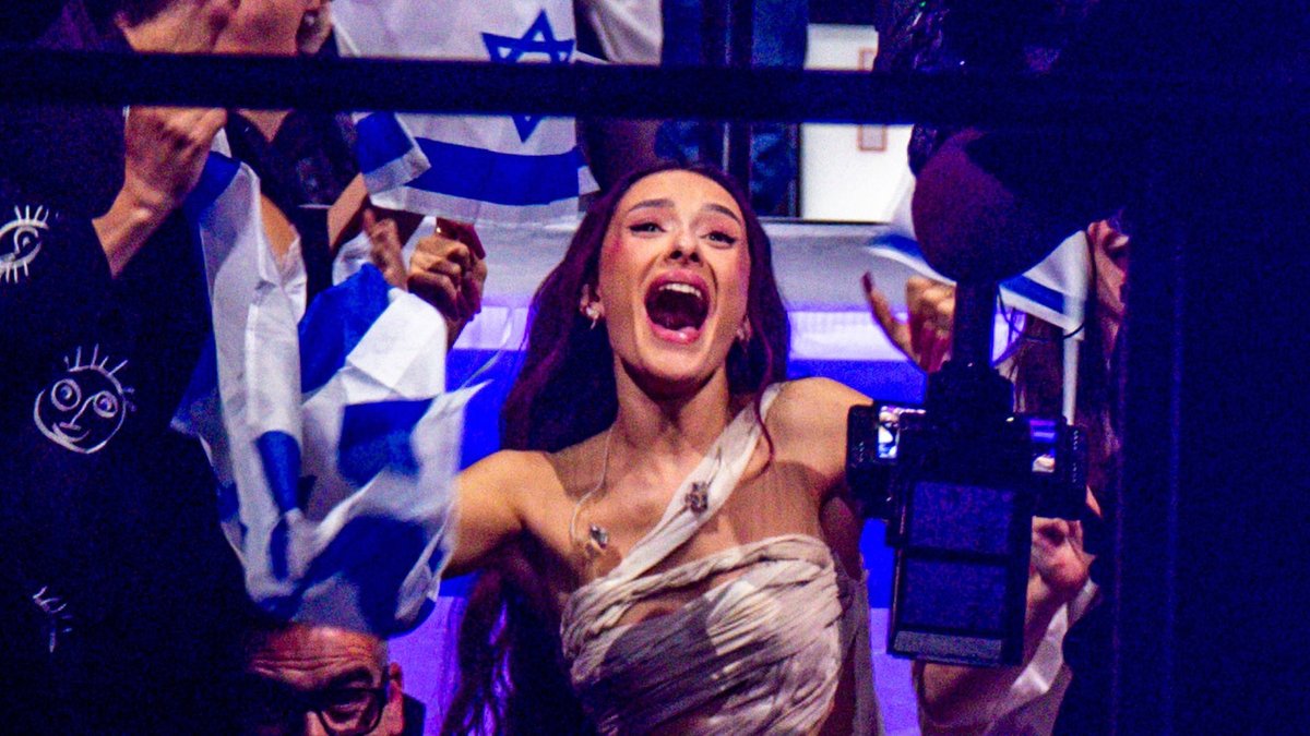 Schweden, Malmö: Eden Golan, die für Israel startet, jubelt nach dem Erreichen des Finales beim Eurovision Song Contest (ESC) 2024.