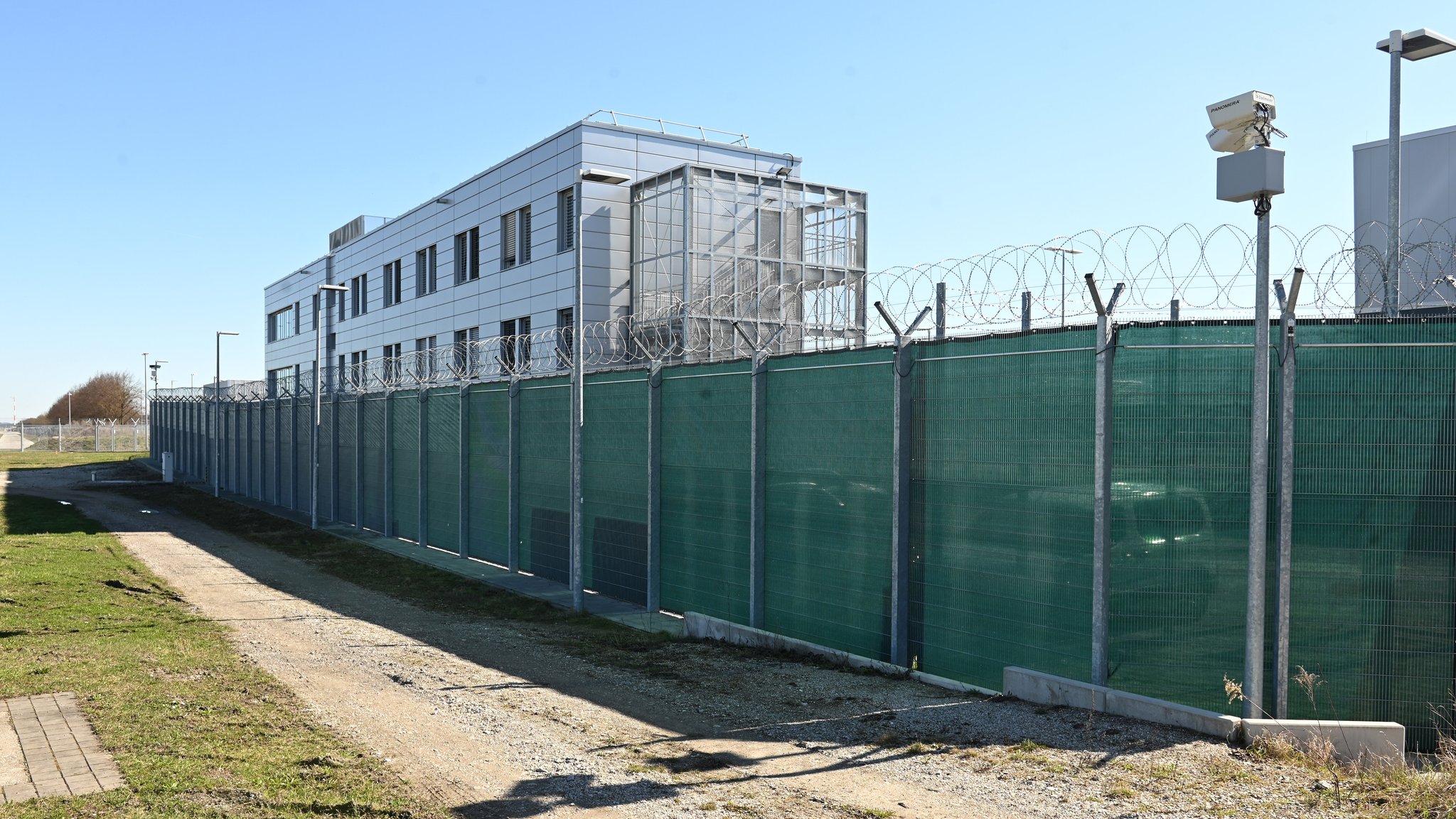 Gebäude für das geplante Abschiebezentrum am Münchner Flughafen | Bild: picture alliance / SZ Photo|Robert Haas Gebäude für das geplante Abschiebezentrum am Münchner Flughafen