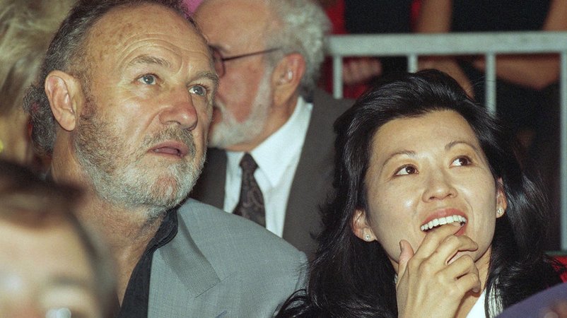 Der Schauspieler Gene Hackman mit seiner Frau Betsy Arakawa (ARCHIV - 01.06.1993) | Bild: dpa-Bildfunk/Uncredited Der Schauspieler Gene Hackman mit seiner Frau Betsy Arakawa (ARCHIV - 01.06.1993)