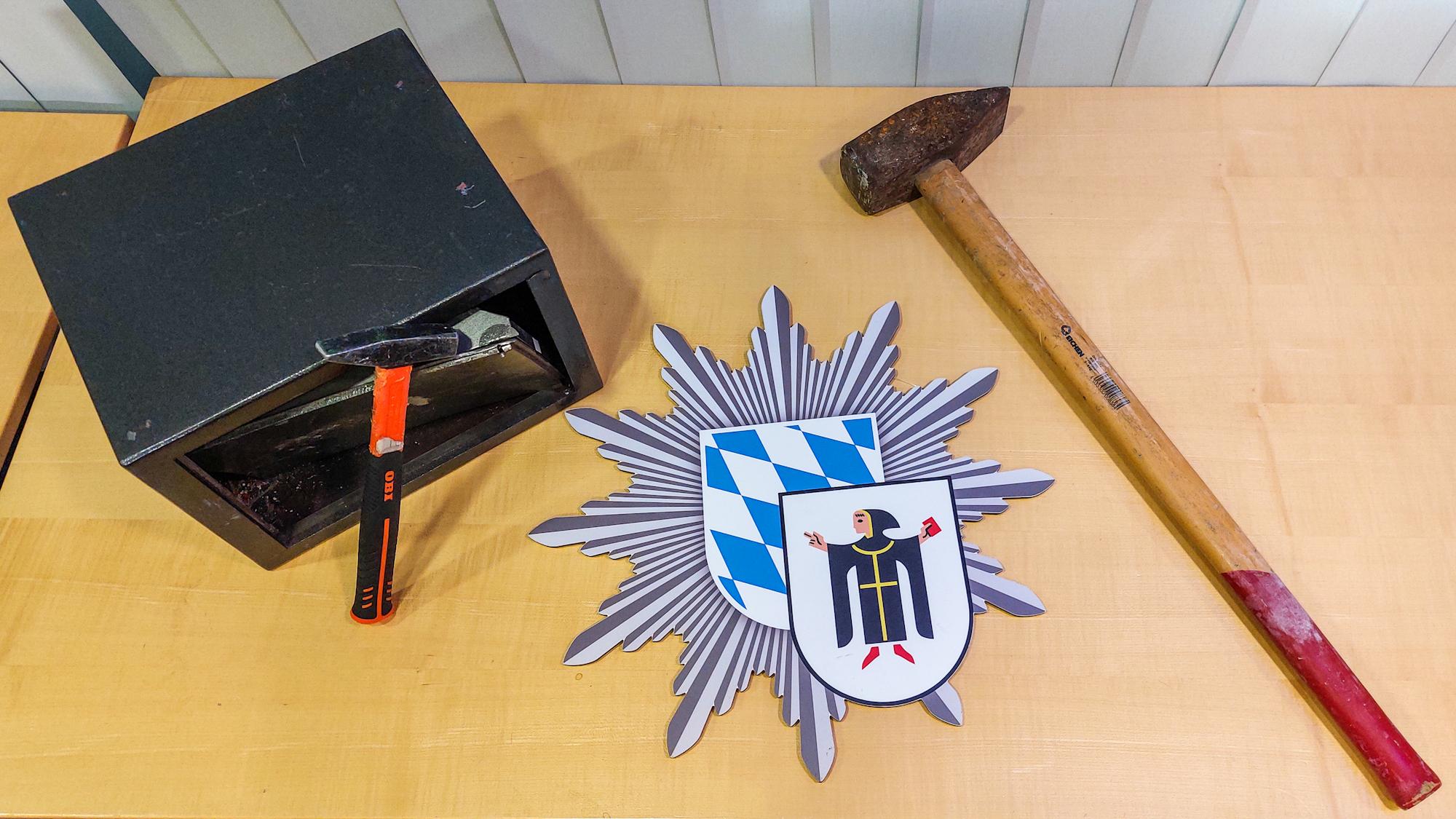 Ein Tresor und zwei Hämmer auf einem Tisch des Polizeipräsidiums München