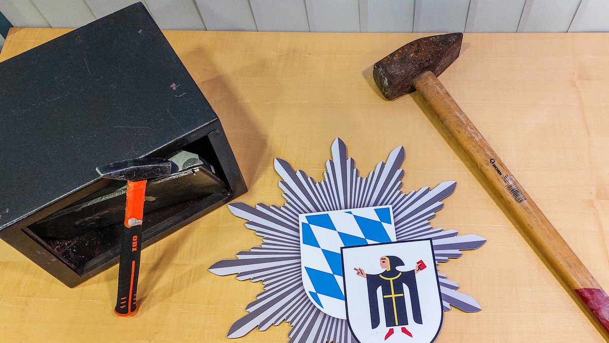 Ein Tresor und zwei Hämmer auf einem Tisch des Polizeipräsidiums München