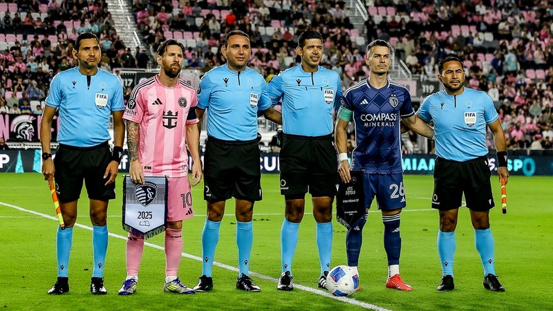Erik Thommy (2. v. r.) mit Superstar Lionel Messi | Bild: picture alliance / ZUMAPRESS.com | Pedro Paulo Diaz Erik Thommy (2. v. r.) mit Superstar Lionel Messi