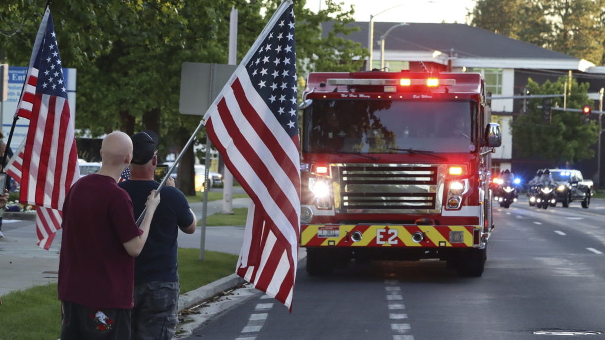 29.06.2025, USA, Coeur d'Alene: Eine Kolonne macht sich vom Kootenai Health-Krankenhaus auf den Weg nach Spokane, nachdem einige Feuerwehrleute bei einem Brand in einer Berggemeinde in Nord-Idaho in einen Hinterhalt geraten waren und von Scharfschützen beschossen wurden. Foto: Bill Buley/Coeur D'Alene Press/AP/dpa +++ dpa-Bildfunk +++
