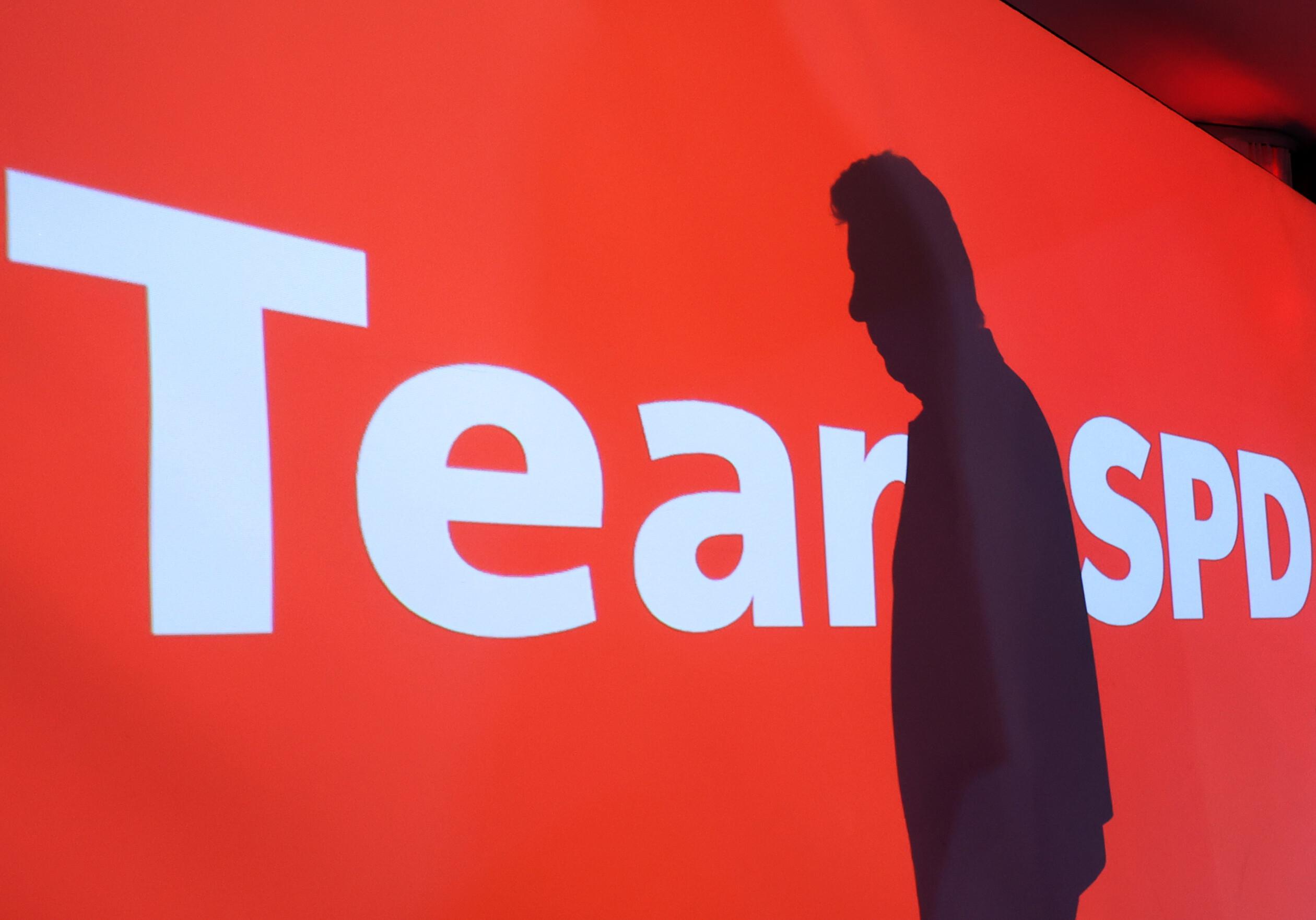 Der Schatten von Dieter Reiter (SPD), Oberbürgermeister von München, ist nach dessen Rede bei der Wahlparty zu sehen.