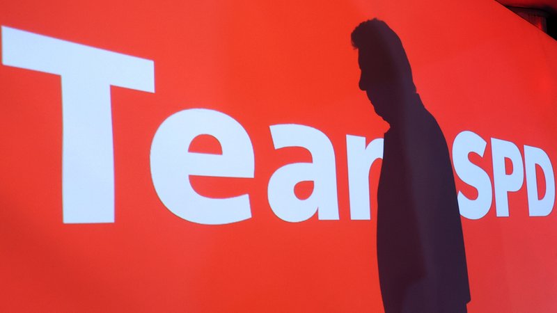 Der Schatten von Dieter Reiter (SPD), Oberbürgermeister von München, ist nach dessen Rede bei der Wahlparty zu sehen. | Bild: picture alliance/dpa | Karl-Josef Hildenbrand Der Schatten von Dieter Reiter (SPD), Oberbürgermeister von München, ist nach dessen Rede bei der Wahlparty zu sehen.