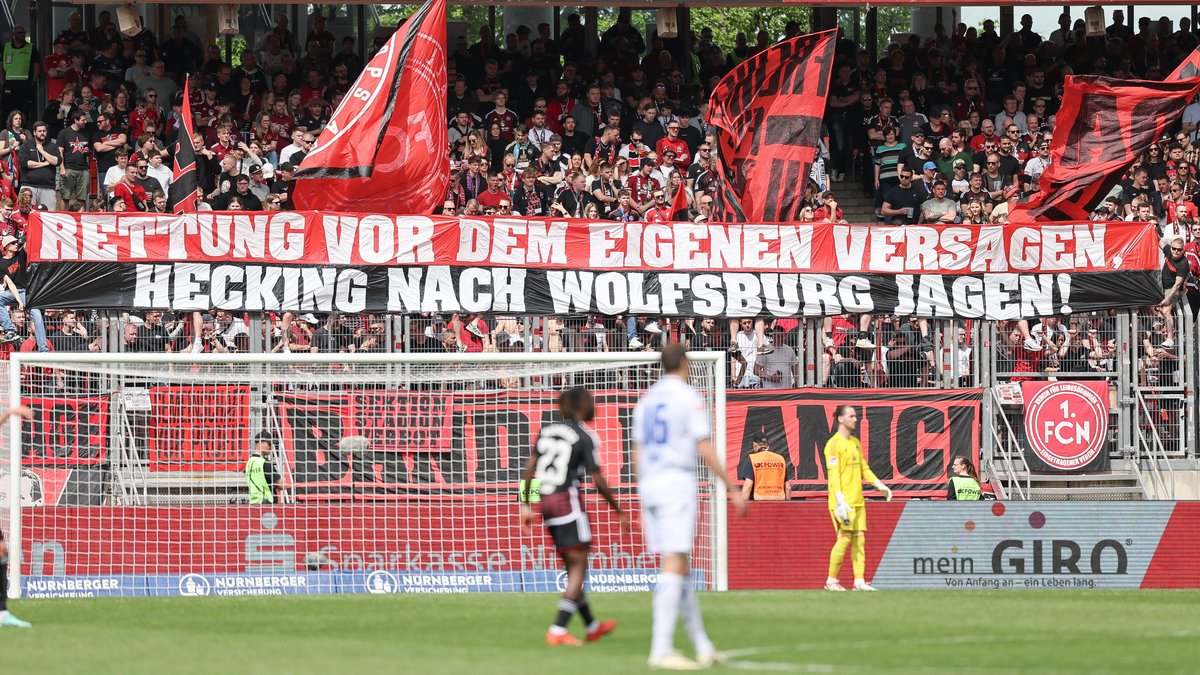 Nürnbergs Fans forderten im Heimspiel gegen Karlsruhe den Rauswurf von Sportvorstand Hecking.
