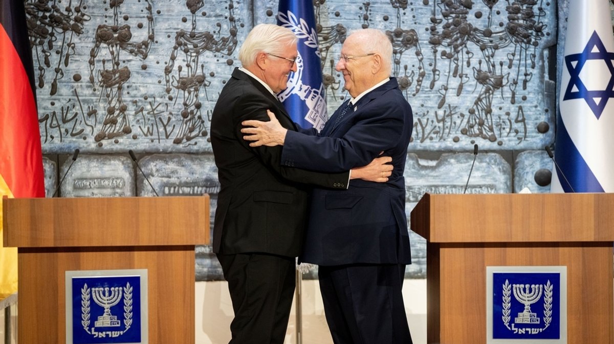 Bundespräsident Frank-Walter Steinmeier (l) und Reuven Rivlin, damaliger Staatspräsident von Israel, umarmen sich während Steinmeiers Staatsbesuch am 1. Juli 2021.