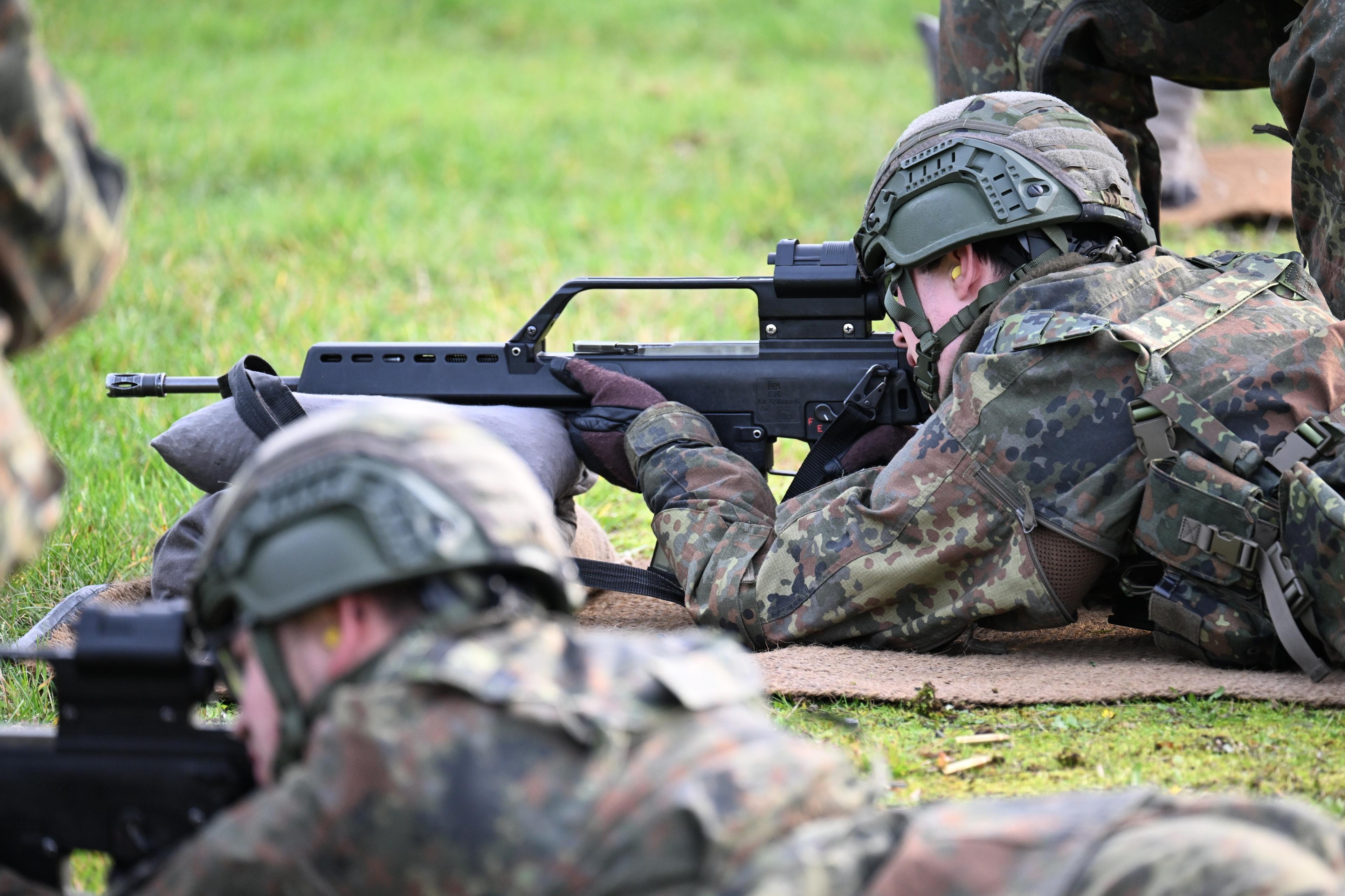 13.11.2025: Rekruten bei der Schießausbildung im Rahmen eines Medientages zur Basisausbildung bei der Bundeswehr im Aufklärungsbataillon 7. Politiker von Union und SPD haben sich für den neuen Wehrdienst auf eine flächendeckende Musterung geeinigt.