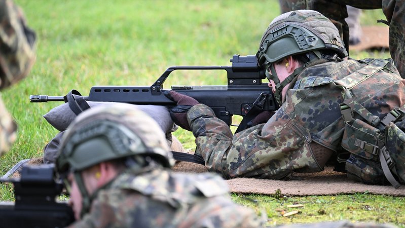 13.11.2025: Rekruten bei der Schießausbildung im Rahmen eines Medientages zur Basisausbildung bei der Bundeswehr im Aufklärungsbataillon 7. Politiker von Union und SPD haben sich für den neuen Wehrdienst auf eine flächendeckende Musterung geeinigt. | Bild: picture alliance/dpa/Federico Gambarini 13.11.2025: Rekruten bei der Schießausbildung im Rahmen eines Medientages zur Basisausbildung bei der Bundeswehr im Aufklärungsbataillon 7. Politiker von Union und SPD haben sich für den neuen Wehrdienst auf eine flächendeckende Musterung geeinigt.