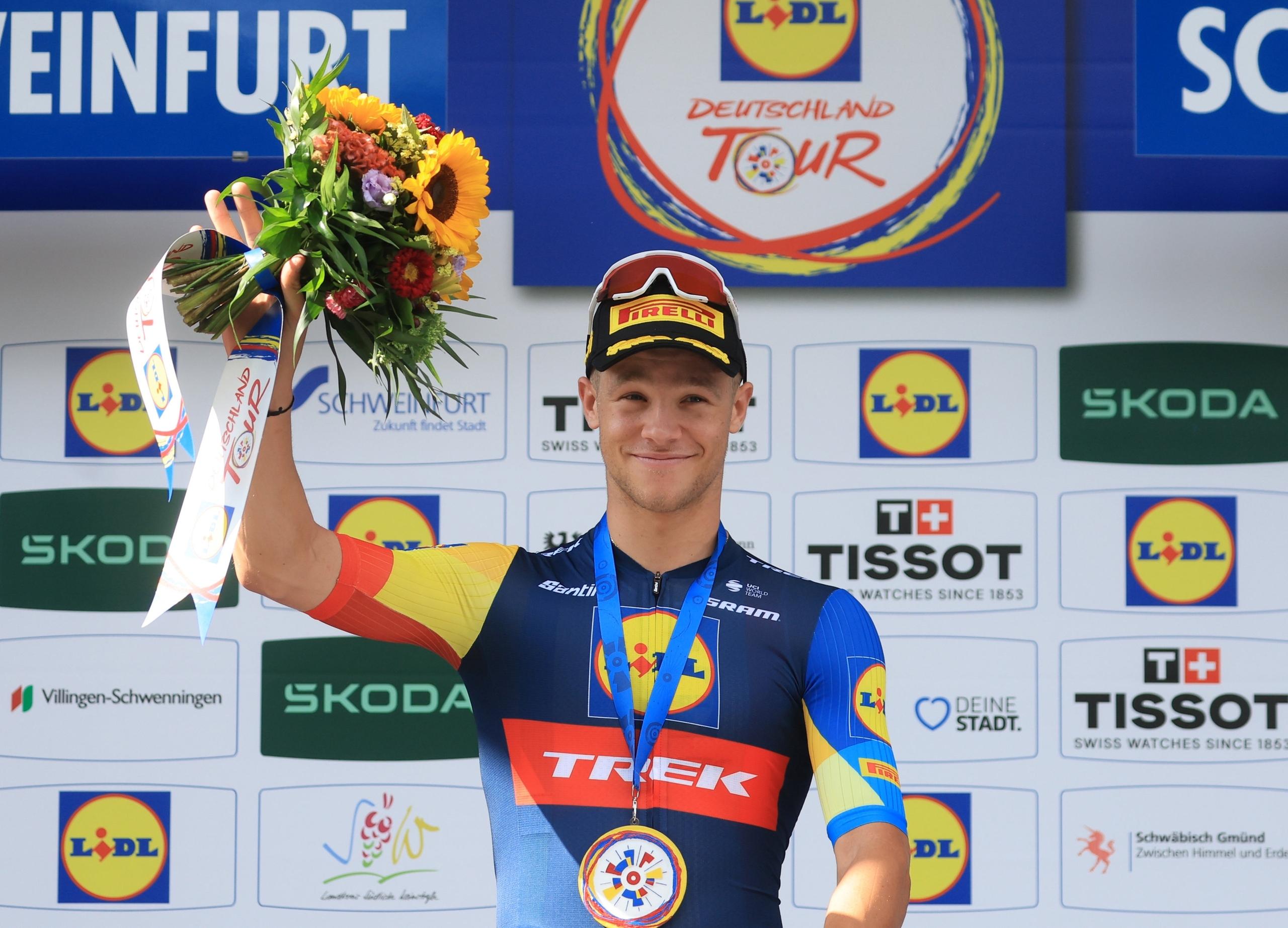 21.08.2024, Bayern, Schweinfurt: Radsport: Deutschland Tour, Schweinfurt, Prolog, 2,9 Kilometer, Einzelzeitfahren. Jonathan Milan aus Italien vom Team LIDL-Trek (LDK) jubelt bei der Siegerehrung über seinen Auftaktsieg.


Jonathan hat den ersten Teil der Deutschland Tour gewonnen: das Zeitfahren. (zu dpa: ««Knapp am Ende»: Milan gewinnt Auftakt der Deutschland Tour») Foto: Karl-Josef Hildenbrand/dpa - ACHTUNG: Dieses Foto hat dpa bereits im Bildfunk gesendet +++ dpa-Bildfunk +++