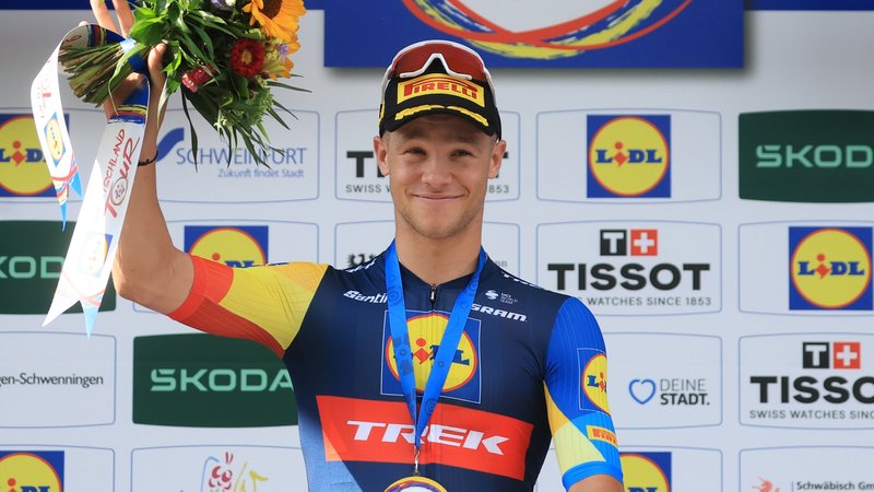21.08.2024, Bayern, Schweinfurt: Radsport: Deutschland Tour, Schweinfurt, Prolog, 2,9 Kilometer, Einzelzeitfahren. Jonathan Milan aus Italien vom Team LIDL-Trek (LDK) jubelt bei der Siegerehrung über seinen Auftaktsieg.
Jonathan hat den ersten Teil der Deutschland Tour gewonnen: das Zeitfahren. (zu dpa: ««Knapp am Ende»: Milan gewinnt Auftakt der Deutschland Tour») Foto: Karl-Josef Hildenbrand/dpa - ACHTUNG: Dieses Foto hat dpa bereits im Bildfunk gesendet +++ dpa-Bildfunk +++ | Bild: dpa-Bildfunk/Karl-Josef Hildenbrand 21.08.2024, Bayern, Schweinfurt: Radsport: Deutschland Tour, Schweinfurt, Prolog, 2,9 Kilometer, Einzelzeitfahren. Jonathan Milan aus Italien vom Team LIDL-Trek (LDK) jubelt bei der Siegerehrung über seinen Auftaktsieg.
Jonathan hat den ersten Teil der Deutschland Tour gewonnen: das Zeitfahren. (zu dpa: ««Knapp am Ende»: Milan gewinnt Auftakt der Deutschland Tour») Foto: Karl-Josef Hildenbrand/dpa - ACHTUNG: Dieses Foto hat dpa bereits im Bildfunk gesendet +++ dpa-Bildfunk +++