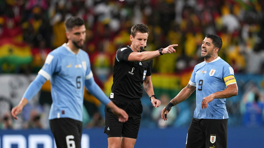 Daniel Siebert und Uruguay-Kapitän Luis Suarez bei der WM in Katar