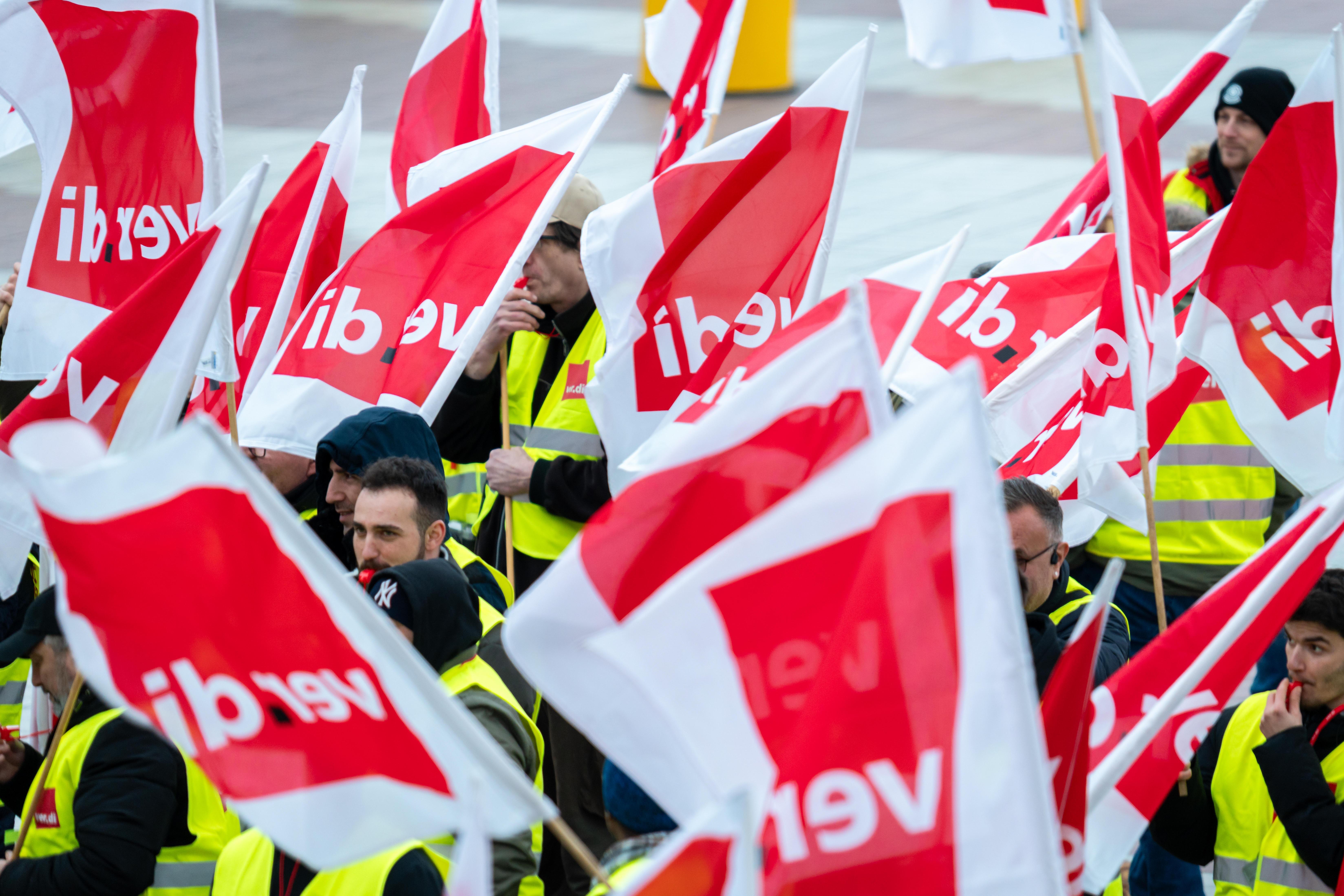 (Archivbild) Menschen mit Warnwesten und Fahnen bei einem Verdi-Warnstreik 