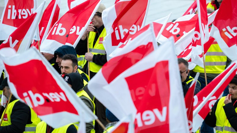(Archivbild) Menschen mit Warnwesten und Fahnen bei einem Verdi-Warnstreik | Bild: pa/dpa/Michael Bihlmayer (Archivbild) Menschen mit Warnwesten und Fahnen bei einem Verdi-Warnstreik