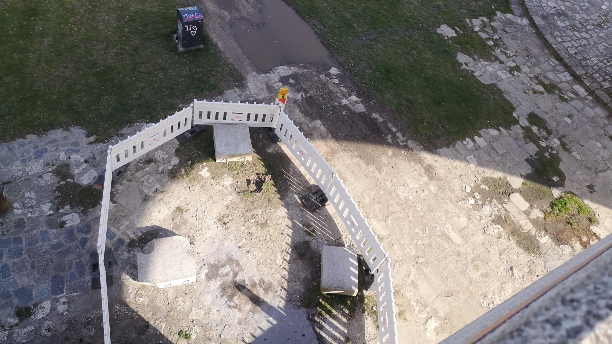 Zwei große Granit-Blöcke liegen auf der Insel unter der Brücke.