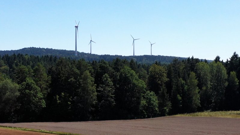 Bayern hinkt beim Ausbau von Windkraftanlagen hinterher. Immerhin gibt es einige Windenergie-Projekte, doch jetzt tut sich ein neues Problem auf: Sieht die Bundeswehr dadurch die Landesverteidigung als gefährdet, kann sie oft Einspruch einlegen.