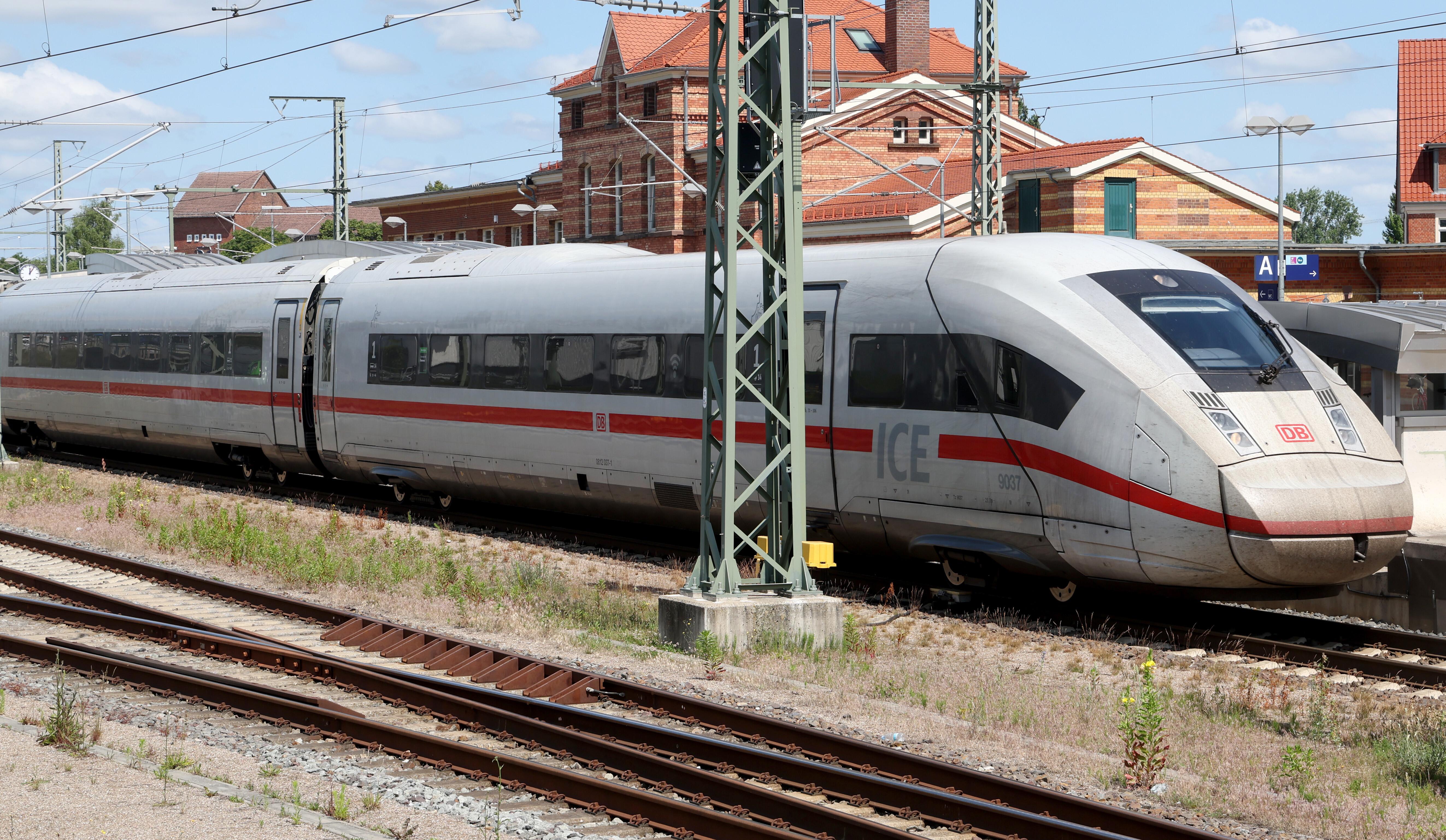 ARCHIV (20.06.2025): Bahnstrecke Rostock-Berlin gesperrt. Am Bahnhof fährt ein ICE in Richtung Berlin ab. Die wichtige Bahnstrecke zur Ostsee wird wegen Bauarbeiten an der neuen Straßenbrücke über die Gleise im Stadtzentrum mitten in den Sommerferien gesperrt.